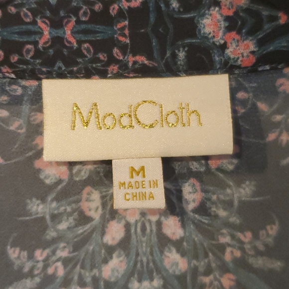 💕4/$25💕 Sheer buttoned blouse - Picture 3 of 6